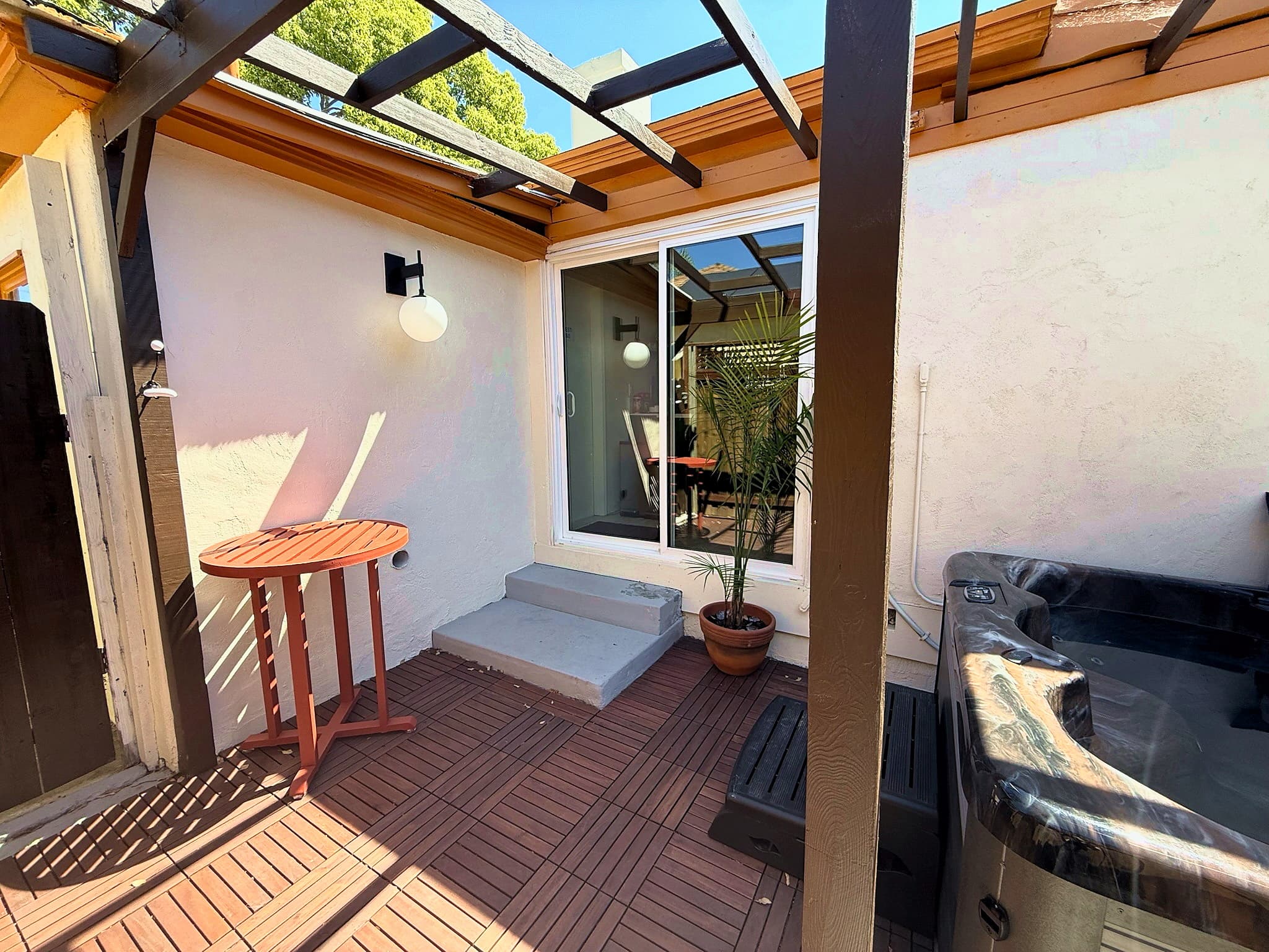 Hot tub under pergola